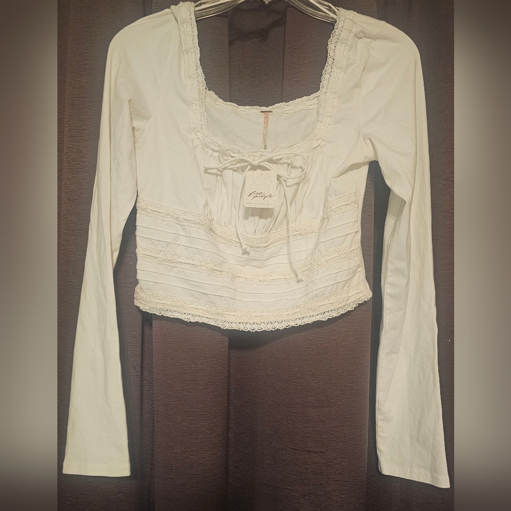 NwtFree People Cream Long Sleeve CropTop With Front detail and string size Small